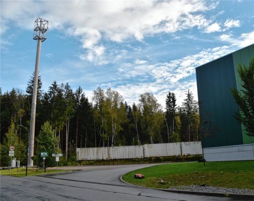 Am Waldrand hinter dem BTK-Gebäude (rechts) in Nicklheim wollen sich zwei Schreinereien auf einem 3000 Quadratmeter großen Grundstück ansiedeln. Die Untere Naturschutzbehörde findet das gar nicht gut. Foto Ruprecht