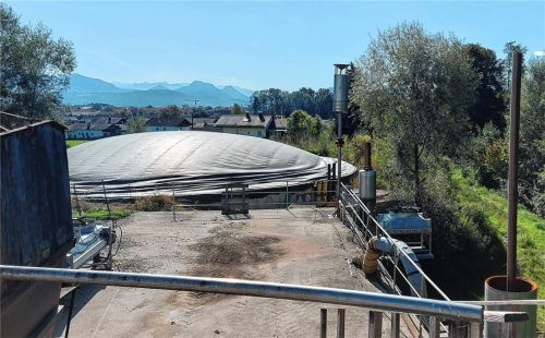 An den Geruch gewöhnt man sich schnell. Ansonsten merkt man nichts von den 500 Kilowatt, die die Biogasanlage produziert. Foto Stöppler