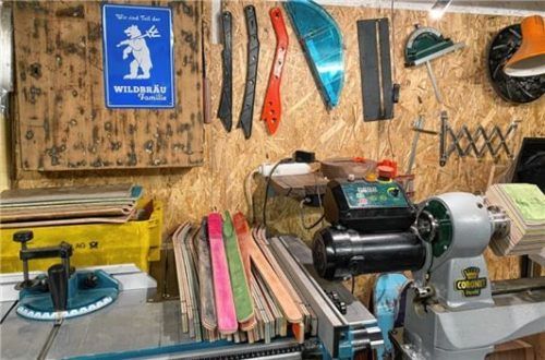 An der Drechselbank (rechts) arbeitet der Handwerker und Skater am liebsten.