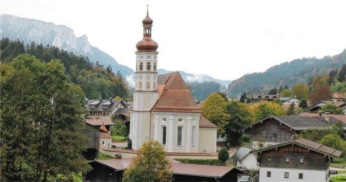 An der Sachranger Kirche Sankt Michael wurde die Außensanierung beendet. In den kommenden Jahren soll der Innenraum erneuert werden.