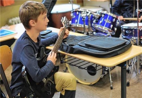 Auch Musizieren ist in der „Kreativitätswoche“ natürlich angesagt. Manuel Reininger übt Gitarre.Foto IGG