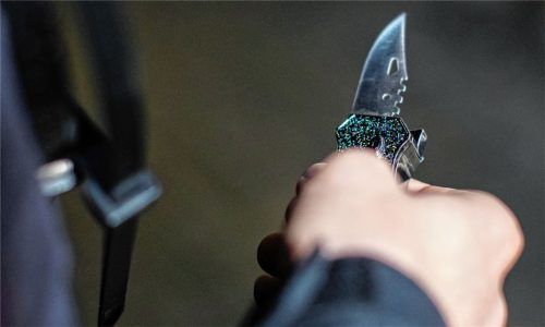Auch weil er einen Mitbewohner mit einem Messer bedroht haben soll, musste sich jetzt ein 39-jähriger Mann aus Kolbermoor in Rosenheim vor Gericht verantworten. Foto dpa