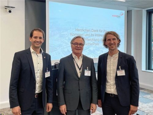 Auf der Jahreshauptversammlung der IG Aicherpark standen die Themen Verkehr und Freiflächen im Fokus. Von links: Rosenheims Oberbürgermeister Andreas März, Manfred Kappel, Geschäftsführer der Agenda Software und Gastgeber, sowie Harald Bühler, Sprecher der Interessengemeinschaft Aicherpark.Foto Baumeister