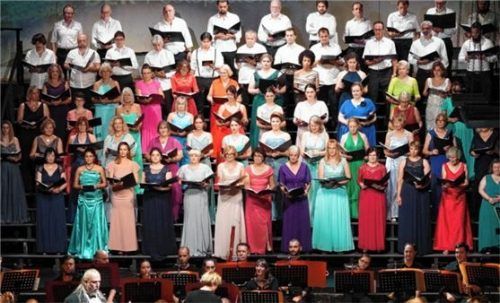 Auftritt auf großer Bühne: Der Festivalchor ist fester Bestandteil der Aufführungen in Immling. Foto Kerssenbrock
