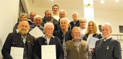 Ausgezeichnete Gartler: Vorsitzender Andreas Perret (rechts) und Bürgermeister Christoph Schneider (ganz hinten) mit den geehrten langjährigen Mitgliedern. Foto Reischl-Zehentbauer