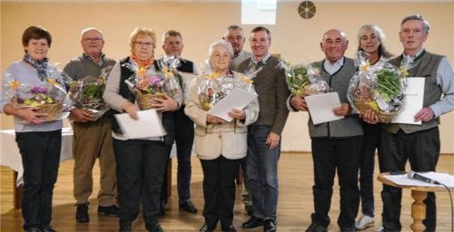 Auszeichnungen für 40- und 50-jähriges Wirken beim Obst- und Gartenbauverein: (von links) Monika Lippert, Josef Voit, Elisabeth März, Georg Liegl, Therese Maier, Josef Hangendobler, Zweiter Vorsitzender Martin Winkler, Peter Mitterer, Vorsitzende Gertraud Polz und Sebastian Voit.Foto OGV