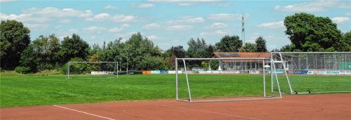 Bald ohne Rillen und kurz geschoren: die Fußballplätze des Sportvereins in Waldering. Foto Schlecker