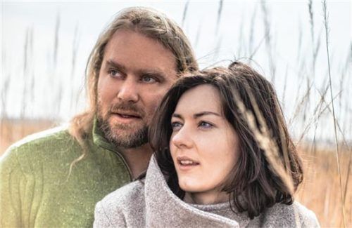 Barbara Schmelz und Andreas Martin Hofmeir bringen im Festsaal das Programm „Nordwinde“ auf die Bühne. Foto Philippe Gerlach