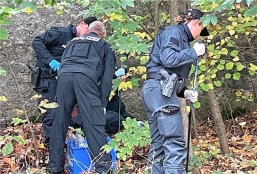 Beamte kehren akribisch das Gestrüpp am Fuß des Schlosses Hohenaschau ab.