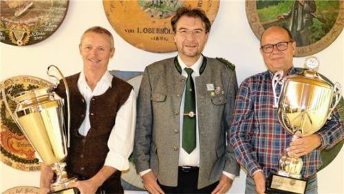 Beeindruckende Siegerpokale überreichte der Schützenmeister der FSG Hohenaschau, Franz Kiesmüller junior (Mitte), an den besten Schützen des Marathonschießens, Hans Anzenberger von SG 1900 Haigerloh (links), und den Haigerloher Kapitän Lothar Schimek.Foto Rehberg