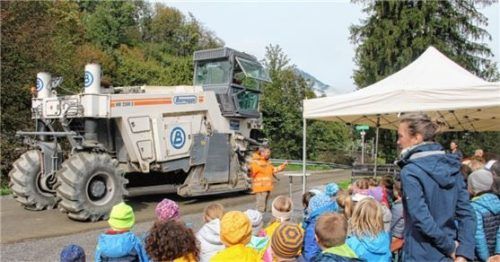 Beeindruckt waren die Mädchen und Buben von den riesigen Baumaschinen bei der Sanierung der Florianistraße. Foto  Schmidt