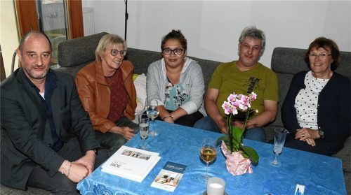 Bei der Einweihungsfeier: (von links) Thomas Frank und Rosmarie Höfler vom Verein „Lebenshilfe“, die beiden Bewohner Sandra und Michael sowie Dritte Bürgermeisterin Gabriele Leicht. Foto Schlecker
