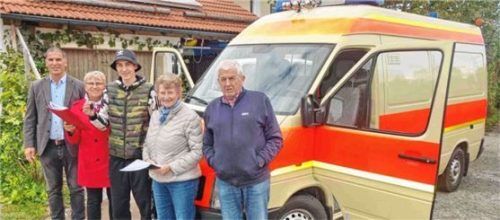 Bei der Fahrzeugübergabe: Der ukrainische Pfarrersohn Danylo Dutchak (Dritter von links), flankiert von den Mitgliedern des Helferkreises, (von links) Johannes Dreikorn, Elisabeth Weidenspointner sowie Traudi und Jakob Steiner. Foto Hötzelsperger