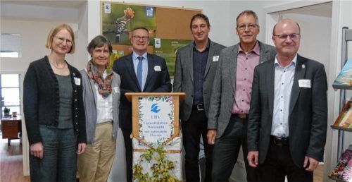 Bei der feierlichen Einweihung: (von links) Geschäftsstellen-Leiterin Sabine Pröls, die Leiterin der Umweltstation, Martina Mitterer, Engelsbergs Bürgermeister Martin Lackner, Bürgermeister Herbert Strauch aus Übersee, der stellvertretende Landrat Karl Schleid und LBV-Vorsitzender Dr. Norbert Schäffer.Foto gillitz