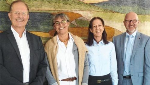 Bei der Sitzung: (von links) Verwaltungsratsvorsitzender Konrad Sterflinger, Jutta Müller, Vorsitzende der Geschäftsführung der Agentur für Arbeit Traunstein, Tanja Fuchs, Geschäftsführerin operativ der Traunsteiner Agentur, und Verwaltungsratsvorsitzender Günter Zellner.Foto re