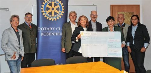 Bei der Spendenübergabe: (von links) Harald Neu, Vorsitzender des Vereins Pro Arbeit Rosenheim, Heiner Koula, ehemaliger Präsident des Rotary Clubs Rosenheim, Rotarier Michael Steinbeis, Pro Arbeit-Geschäftsführerin Claudia Georgii, Georg Schell, ehemaliger Präsident des Rotary Clubs Rosenheim, die neue Club-Präsidentin Beate Albrecht, der stellvertretende Vorsitzende des Vereins, Josef Trost, sowie Dilek Mermer-Kollmuß, fachliche Leitung von Pro Arbeit. Foto Schlecker
