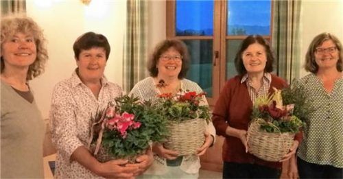 Bei der Übergabe der Blumen: (von links) Vorsitzende Christine Schwarz, Irmi Gilg, Agnes Mehringer, Maria Krapichler-Müller und Zweite Vorsitzende Marianne Huber. Foto re