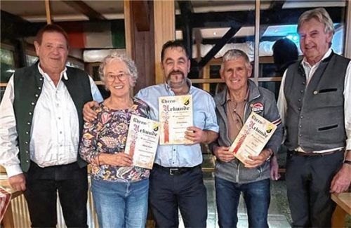 Bei der Urkundenverleihung: Vorsitzender Josef Fürst (rechts) und (von links) Zweiter Vorsitzender Alois Aicher gratulierten den Geehrten Elisabeth Sumanski, Gerhard Seehuber und Günter Hierl.Foto Niessen