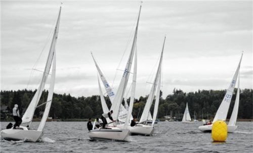Beim Auerbräu 111er Zwickl Cup am Simssee kam zum Schluss kräftiger Wind auf. Foto Niessen