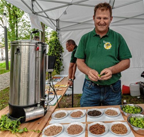 Beim Bierbrauen ist es nicht anders als beim Kochen, sagt Christian Wagner: Auf erstklassige Zutaten kommt es an und darauf, dass man lernt, wie man sie für welches Geschmacksziel verwenden kann. Fotos  Thomae