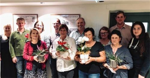 Beim Helferfest wurden Ehrungen vorgenommen: (von links) Schriftführerin Carina Forstner, Vorsitzender Maximilian Forstner, Martina Forstner, Barbara Seidl, Manfred Hell, Maria Weinfurtner, Hans Furtner, Rosi Opperer, Lisi Mitterer, Traudi Kriechbaumer, Zweiter Vorsitzender Christoph Huber und Kassierin Veronika Polz.Foto re