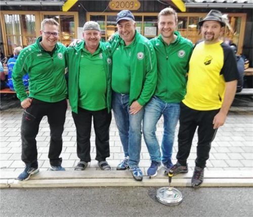 Beim Herbstschießen in Söchtenau: (von links) Christian Pauker, Bernhard Deinwallner, Peter Baumann, Florian Zosseder und Vorsitzender Georg Löw. Foto re