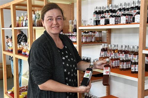 Birgit Häfele präsentiert den Likör, den es im Werkstattladen zu kaufen gibt. Foto Schlecker