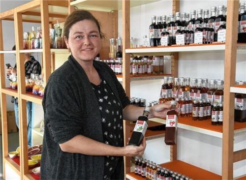 Birgit Häfele präsentiert den Likör, den es im Werkstattladen zu kaufen gibt. Foto Schlecker