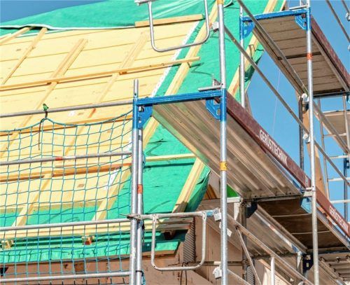 Bis zu 35 Prozent der erzeugten Wärme verliert ein Altbau über nicht gedämmte Außenwände, weitere 20 Prozent über das Dach und etwa 15 Prozent über alte Fenster.