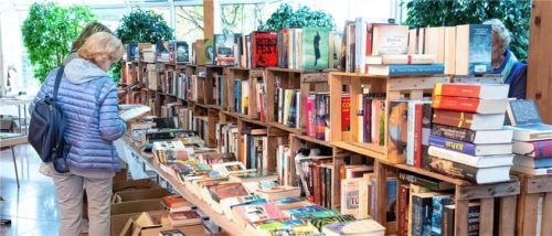 Bücher in Hülle und Fülle gab‘s im Angebot des Büchermarktes im Foyer des Chiemsee Saals: Den Erlös spendet der Lions Club Prien über seine Stiftung an die Ökumenische Sozialstation. Foto Berger