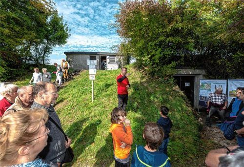 Bürgermeister Johannes Thusbaß im Dauereinsatz: Während eine Gruppe die Anlage noch kaum verlassen hatte, standen die nächsten Interessenten schon bereit. Foto Thomae
