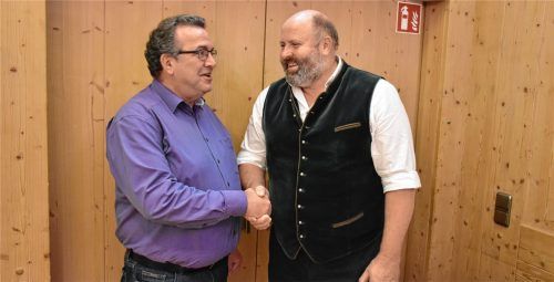 Bürgermeister Josef Loferer (rechts) bedankt sich bei Wolfgang Zintel für dessen Engagement bei der Aufnahme von Flüchtlingen aus der Ukraine Foto  Wunderlich