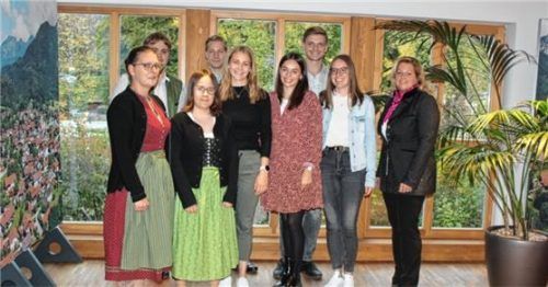 Bürgermeisterin Susanne Grandauer (rechts) gratulierte den Einser-Absolventen: (vorne, von links) Kathrin Ebersberger, Sarah Huber, Lisa Niederthanner, Veronika Dettendorfer und Regina Fichtner sowie (hinten, von links) Mathias Kay, Marinus Beilhack und Michael Brunner.Foto Steffenhagen