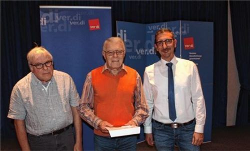 Christoph Bensch-Andrae (von links) führte in den Abend ein. Helmut Herr ist seit 70 Jahren Mitglied und erhält eine Ehrung von Sinan Öztürk.Foto Gewerkschaft ver.di