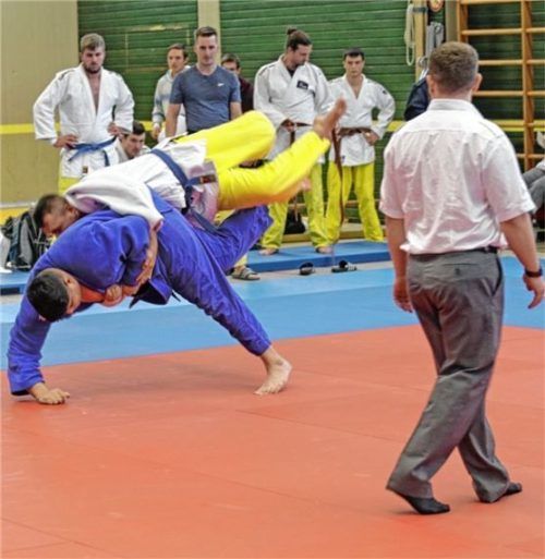 Daniel Messelberger wirft seinen Gegner. Foto Paul Ampletzer sen.