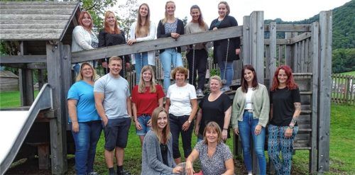 Das 15-köpfige Kita-Team des „Spatzennests“: (hinten, von links) Antonia Hellmann, Mara Haas, Elena Helfmeyer, Christine Maurer, Petra Metzler, Emma Steigenberger sowie (Mitte, von links) Maria Feistl, Hansi Hochreiter, Katharina Lipfert, Sabine Dillmann, Andrea Thaller-Post, Alina Schätz, Jessica Burre und (vorne, von links) Melanie Bichler und Leiterin Claudia Scheck. Foto Spatzennest