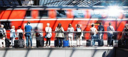 Das 9-Euro-Ticket hat dem Verkehrsmittel Bahn einen Schub gegeben. Verkehrsexperten befürchten, dass dieser Effekt ohne Nachfolgelösung verpufft.Foto  dpa