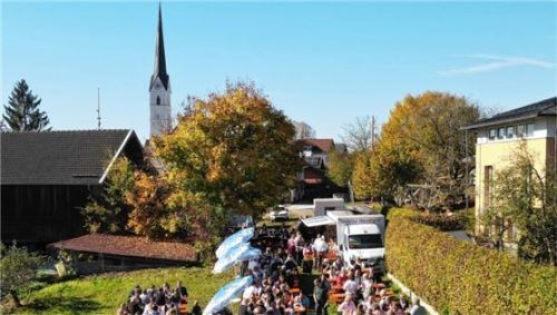 Das herrliche Wetter konnte draußen genossen werden, mit der Kirche St. Georg im Hintergrund.Foto Voit