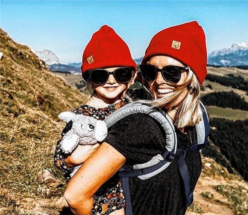 Das Mutter-Tochter-Duo aus Oberaudorf: Sophie mit ihrer dreijährigen Tochter Louise. Auf Instagram sind sie unter dem Namen „Alpenbaby“ zu finden. Foto alpenbaby