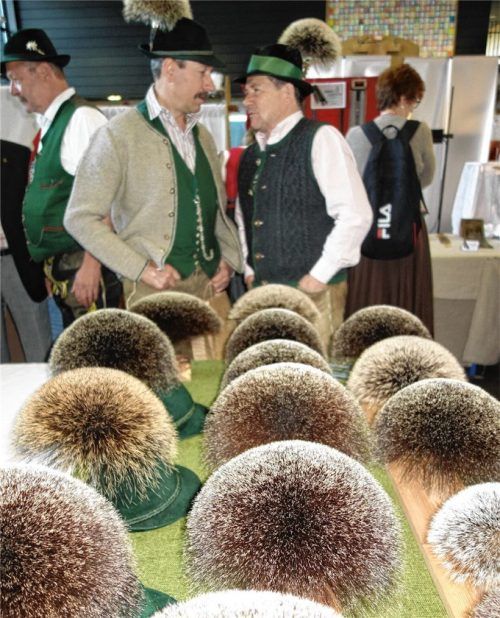 Das Prunkstück des alpenländischen Hutschmucks ist der Gamsbart: Gamsbartbinder Edi Zaiser (rechts) aus Steinhaus in Oberösterreich präsentiert am Wochenende seine Handwerkskunst. Fotos Hötzelsperger (2)
