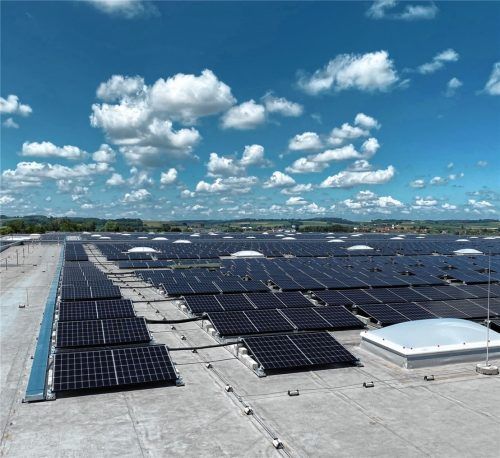 Das Solarfeld im niederbayerischen Pilsting ist eine der größten Fotovoltaik-Dachanlagen in Bayern. Fotos re