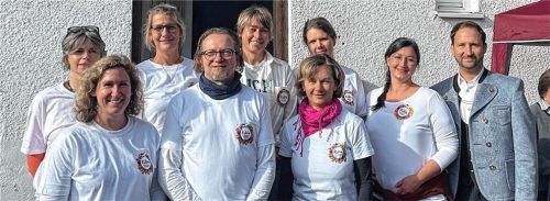 Das Team des Riwa: (hinten von links) Anja Kahler, Beate Habichler, Sandra Drexler, Cordula Hausstätter, sowie (vorne von links) Saskia Niederberger, Torsten Büchner, Renate Unterhuber, Alexandra Maas und Riederings Bürgermeister Christoph Vodermaier.Foto Kirchner