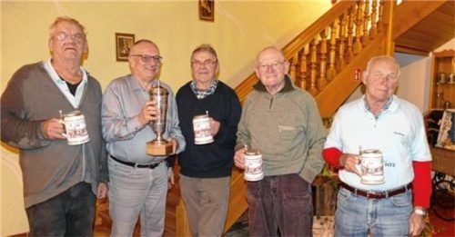 „De oidn Viere“ verteidigten ihren Titel: (von links) Josef Unterforsthuber, Zweiter Bürgermeister Werner Schreiber, Franz Eder, Hermann Brunner und Herbert Mühlhauser. Foto Bachmaier