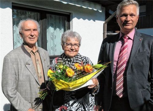 Dem „Diamantpaar“ Alfred und Dietlind Beck gratulierte unter anderem auch Bürgermeister Richard Richter (rechts). Foto  Baumann