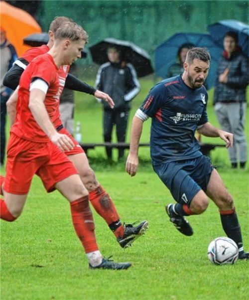 Der Auer Offensiv-Routinier Patrick Eder (am Ball) wird hier gleich von zwei Akteuren der SG Söllhuben/Frasdorf (vorne Andi Weiß) angegriffen.Foto Franz Ruprecht