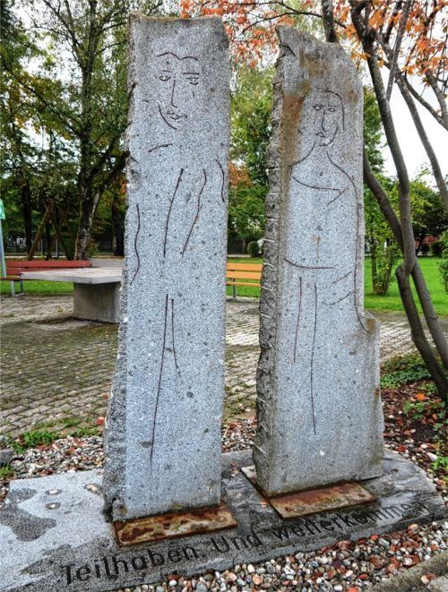 Der Bildhauer Rudl Endriß schuf 2012 zum 40-jährigen Jubiläum der Caritas Wendelstein Werkstätten für Behinderte das Paar mit dem Motto „Teilhaben. Und weiterkommen“. Foto Frick
