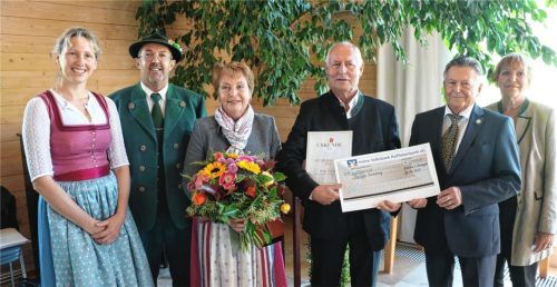 Der frühere Seniorenbeauftragte und Gemeinderat Philipp Ramming (Vierter von links) erhielt den mit 2000 Euro dotierten Preis der Sachrang-Stiftung. Mit ihm freuen sich (von links) Vorstandsvorsitzende Monika Pfaffinger, Vorstandsmitglied Sebastian Pertl, Inge Ramming, Vorstandsmitglied Dieter Höpfner und Vorstandsmitglied Cäcilie von Feilitsch-Rauch. Foto Rehberg