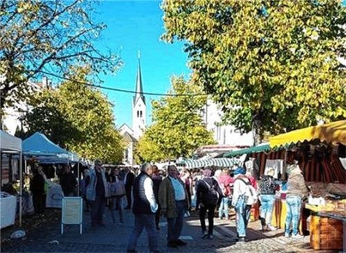 Der goldene Oktober lockte Tausende Besucher auf den Kolbermoorer Kirchweihmarkt. Foto  Anzenberger