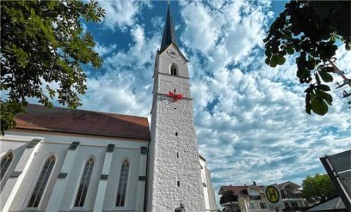 Der Kirchturm ist zum Jubiläumsjahr mit einer roten Schleife geschmückt.Foto .Kirchner