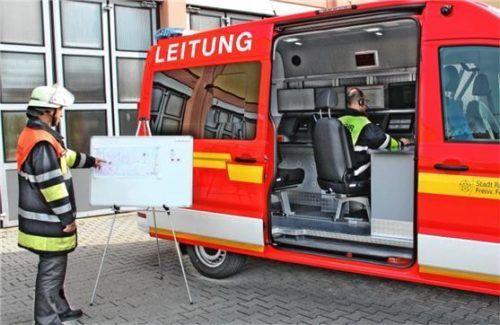 Der MAN-Bus dient als „rollende Einsatzzentrale“ und rückt bei mittleren und großen Einsätzen aus. Hier zeigen Stadtbrandinspektor Mario Zimmermann (links) und Führungsassistent Marco Wehrle das Fahrzeug.Foto BINDER